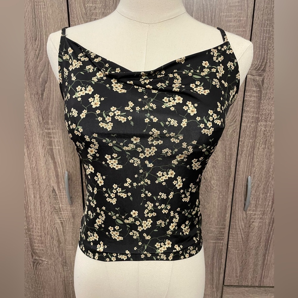 URBAN OUTFITTERS Cute Black Floral Cropped Tank Top. Size XS